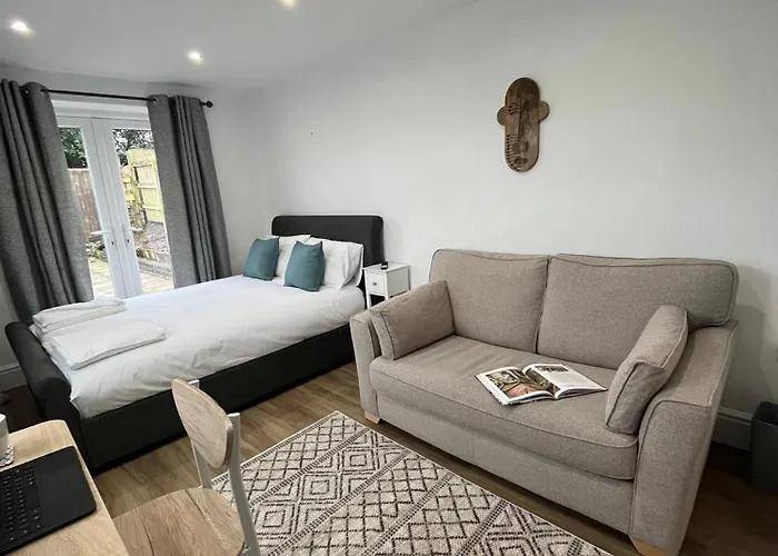 Swan Lake Lodge & Free Parking